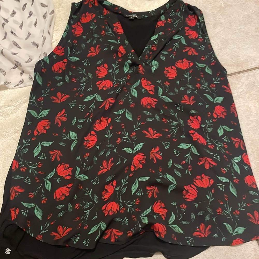 Stylish Women's Sleeveless Tops Bundle - Picture 6 of 9